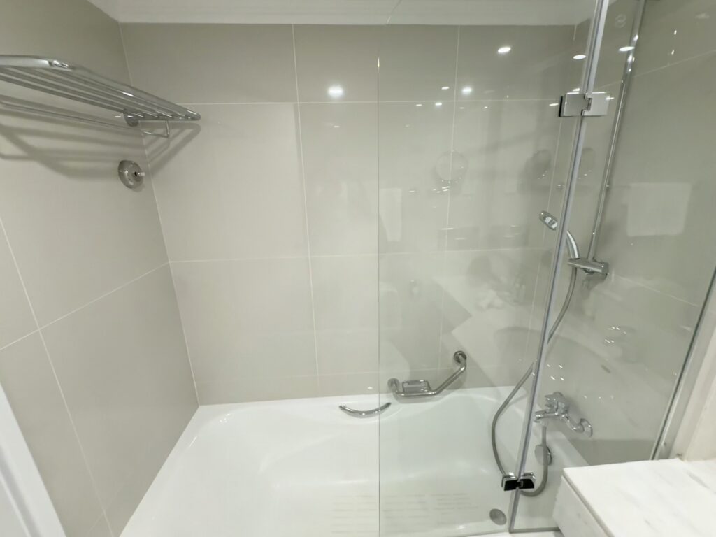 bath and shower at Grecian Sands Hotel 
